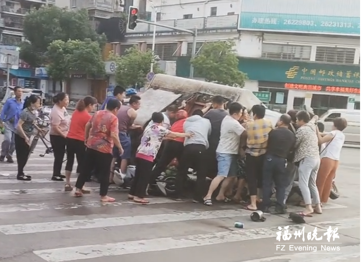 驾驶员被压车下 连江20多人喊口号抬车救人