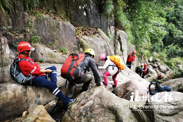 在马尾东岐鹰猫山搜寻 福州20名志愿者救出4名驴友