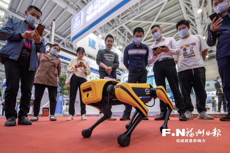 数字中国建设成果展科技感满满 险境巡查可派机器狗