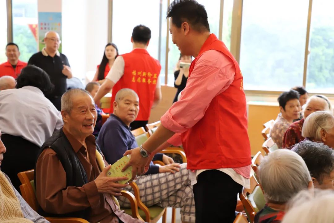 福州新阶层志愿服务团赴福州市逸百家上街养老院慰问