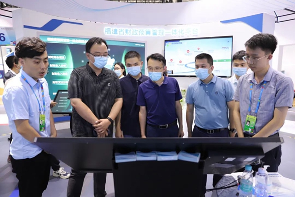 福州新区干部职工集体参观第五届数字中国建设成果展览会