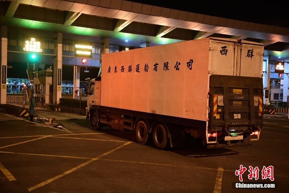 深圳海关开启24小时援港抗疫物资“绿色通道”