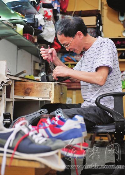 榕修鞋师傅三十余年好手艺　台湾女商人慕名上门
