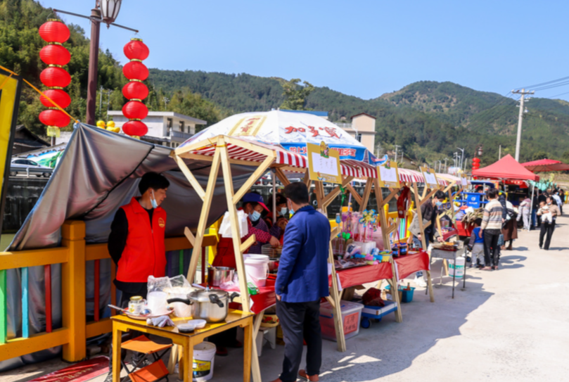 村居变景点，村民变摊主！ “小黄鸭”带火闽清前峰村