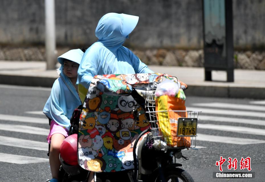 福州高温持续 市民“捂装”出行