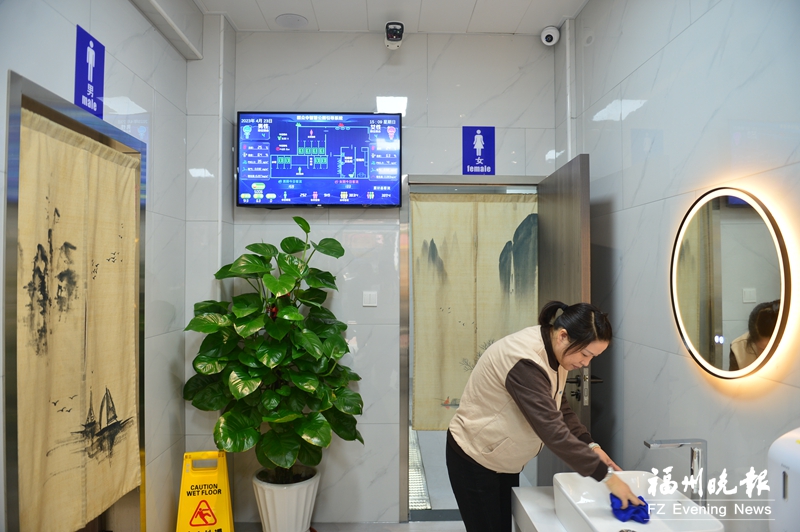 5G智慧公厕现身台江群众路 采用感应装置还有物联网显示屏