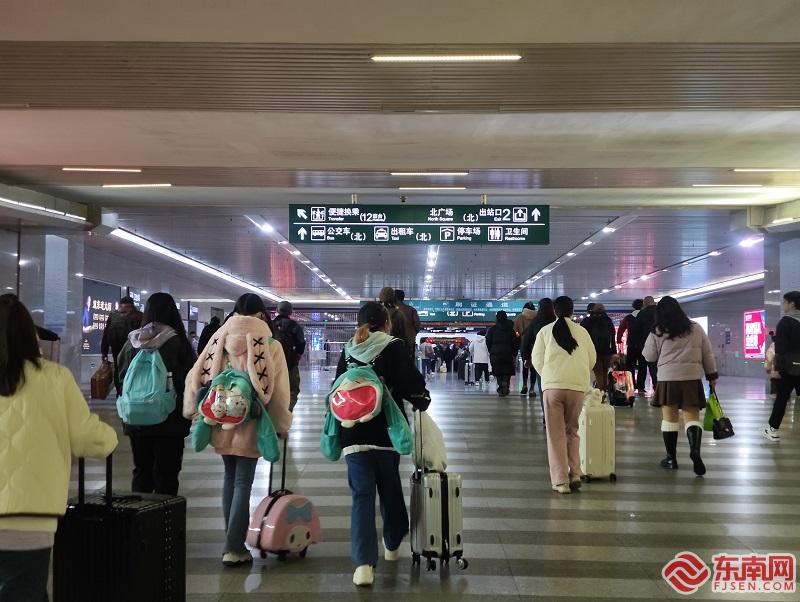 春节假期临近尾声 福州火车站迎出发、到达双向客流高峰