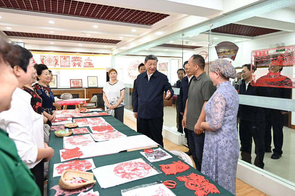 习近平：社区要把为居民群众的服务做深做细做到位