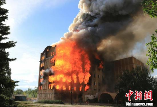 匈牙利百年历史建筑起火　大楼主体被火焰吞没