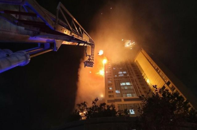 韩国蔚山33层大楼深夜起火，77人被送医