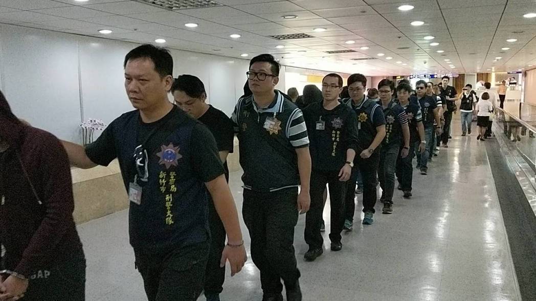 在曼谷搞机房　18名台籍诈骗犯罪嫌疑人押解回台