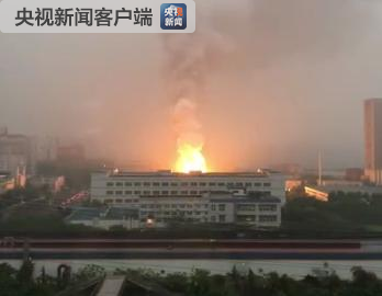 重庆物流公司爆炸　现场浓烟滚滚不时出现爆炸声
