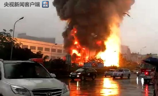 重庆物流公司爆炸　现场浓烟滚滚不时出现爆炸声