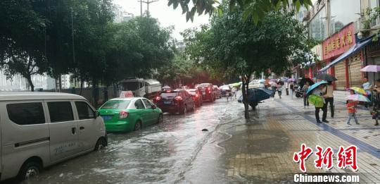 重庆25区县遭暴雨袭击 发布今年首个洪水蓝色预警
