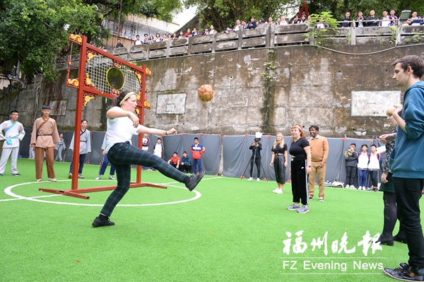 外国友人与榕城学子重阳赛蹴鞠 感受传统文化魅力
