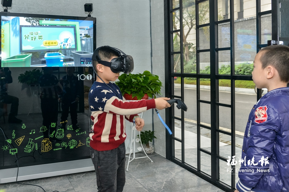 垃圾分类亮出“科技牌”：机器人来分类 VR眼镜帮练习