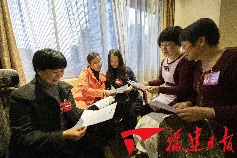 带你看两会 | 代表委员陆续到会报到