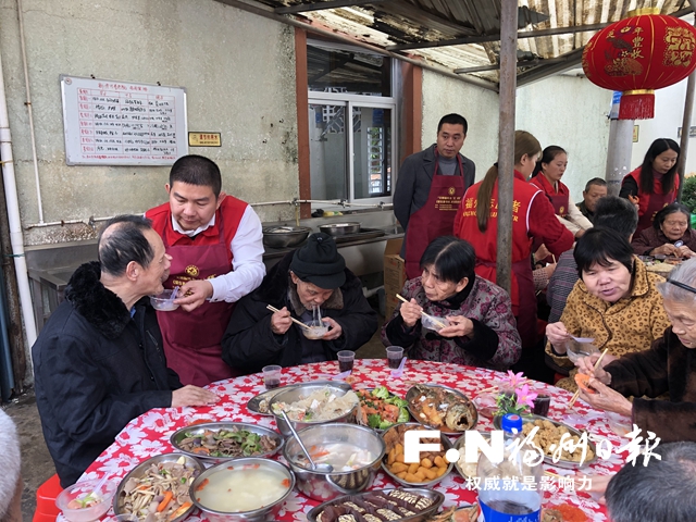 福清薛建波志愿者团队连续11年为养老院做年夜饭