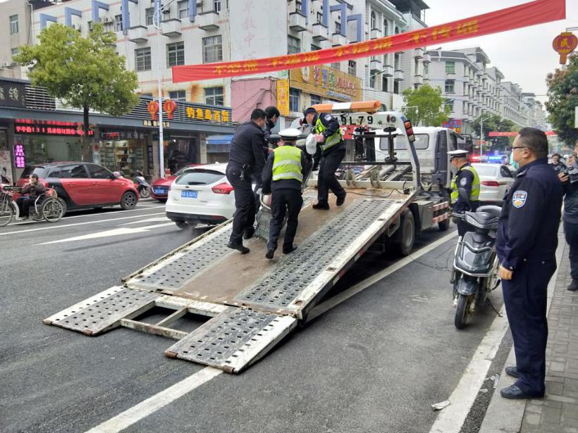 闽清坂东镇开展静态交通整治 查处“乱停车”现象