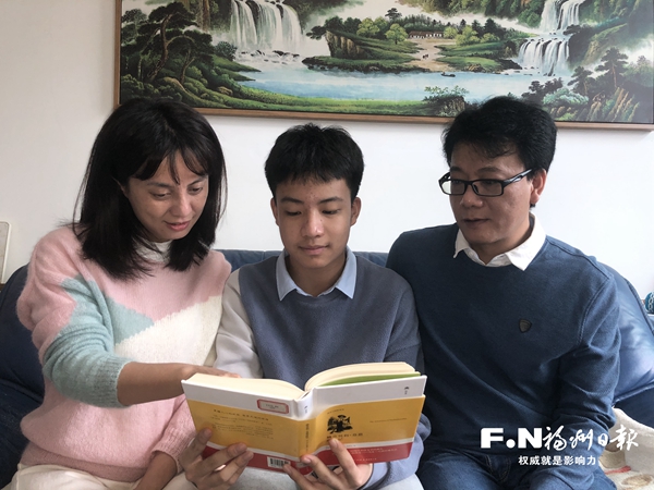 最美家庭刘征峥一家：从书中学习育人之道