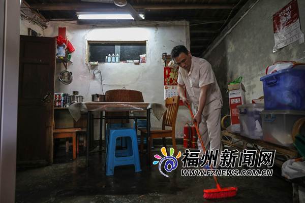 台江“文明家庭”带头开展爱国卫生运动