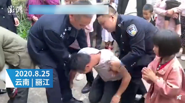 丽江被抱走3岁男孩父亲跪谢警察 网友：可怜天下父母心