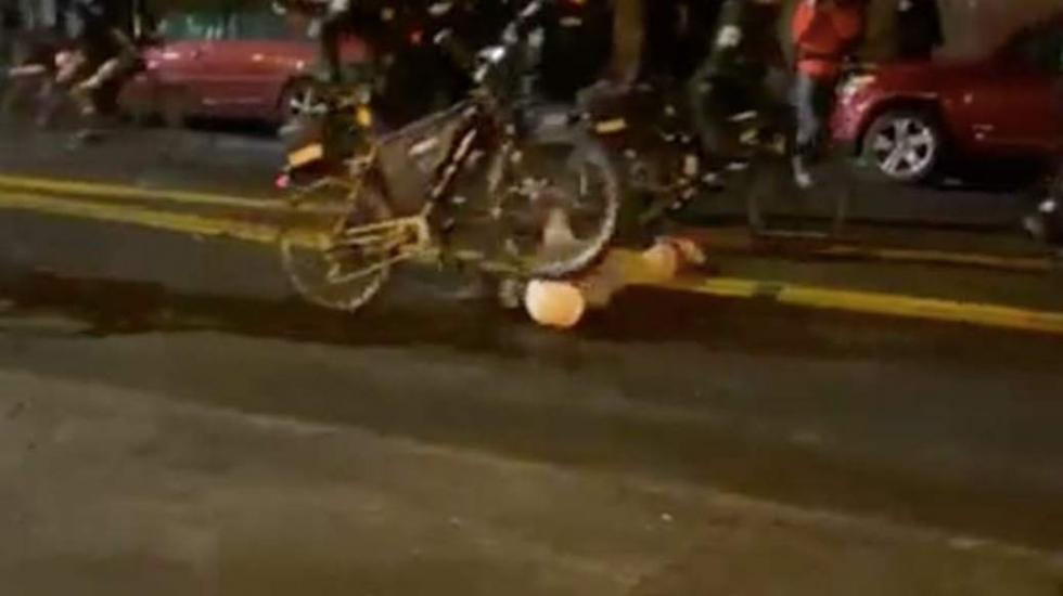 美国抗议者受伤倒地，警察骑车从其脖子碾过