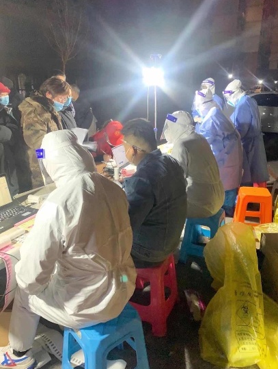 天津汉沽街市民连夜核酸检测，今早8点已达5.1万人