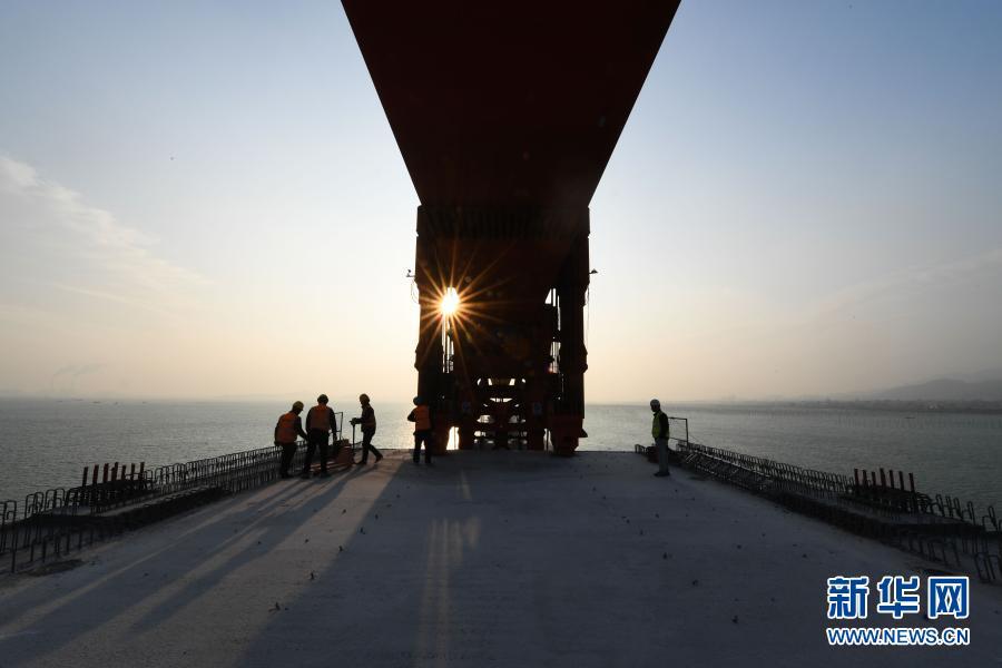 战寒潮 新建福厦铁路湄洲湾跨海高铁架梁忙