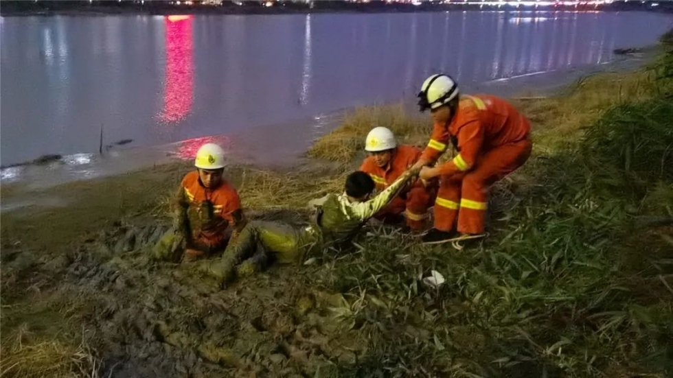 福州10岁男孩被困滩涂淤泥，消防员20分钟徒手将其扒出