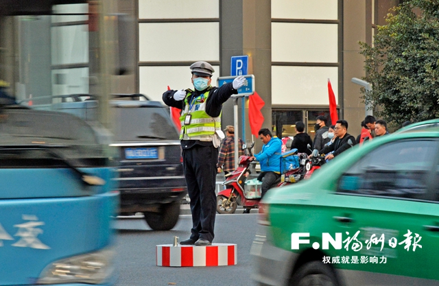 台江率先在城区设立交通警察示范岗