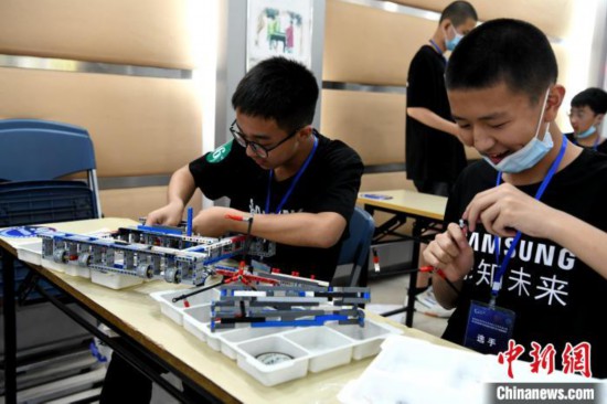 首届福建省青年科普创新实验暨作品大赛在福州举行