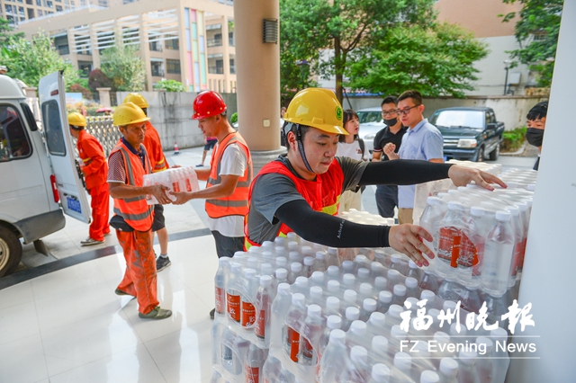 福州：7000瓶爱心水送给市政工人城管人员