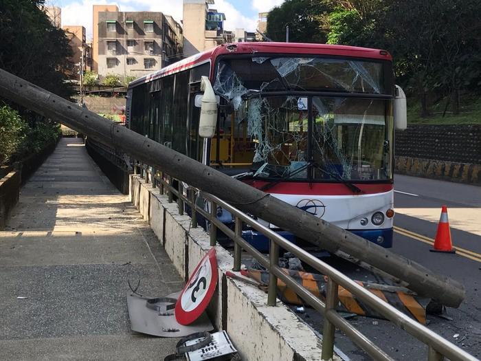 台湾一客运班车发车200米就撞电线杆 幸无人受伤