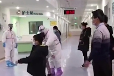 有爱！武汉儿童医院护士带头做广播体操