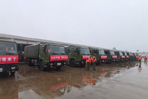 郑州遭遇罕见持续强降雨，数千名子弟兵紧急抢险救援