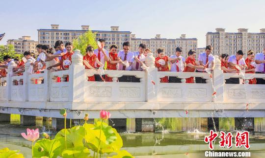 “七夕节”新疆70对新人参加中国风集体婚礼