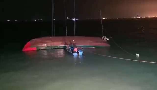 深圳水域商渔船相撞3人落水 目前1人仍在搜救中