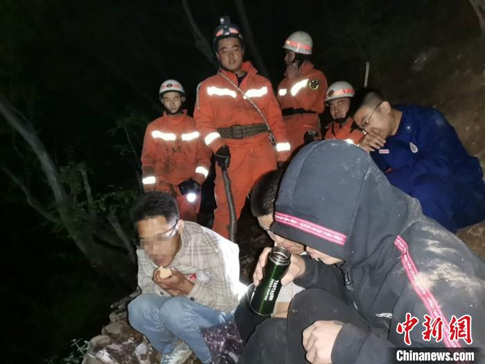 山西三名游客被困红崖峡谷 消防员连夜登山搜救