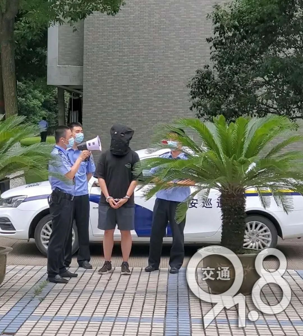 警车开进杭州一所高校，学生戴手铐、戴头套......