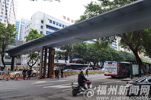 省立医院人行天桥今日完成吊装　预计春节前通行