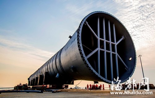 长118米“亚洲第一塔”运抵江阴港 预计下月吊装