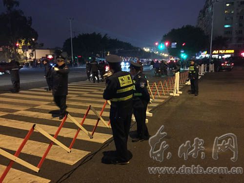 福州元宵花灯展区管制路段停车　可能被警方拖走