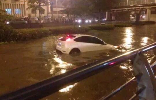 暴雨福飞路涵洞受淹多车抛锚　排管中心紧急出动